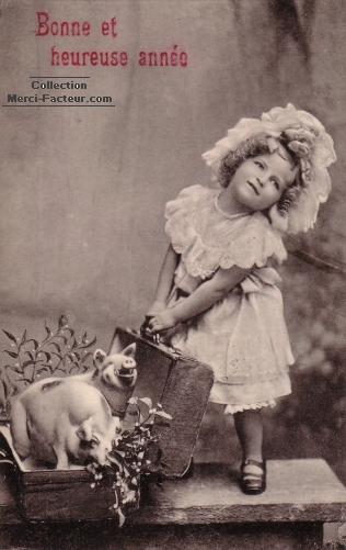 Carte postale ancienne avec des cochons dans une valise pour une carte de voeux