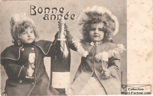 Enfants avec bouteille de champagne pour f�ter la bonne ann�e