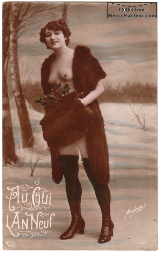 Carte de voeux érotique ancienne. Dame en manteau de fourure dans la neige