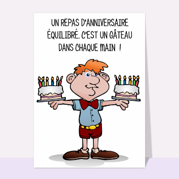 Un gâteau d'anniversaire dans chaque main