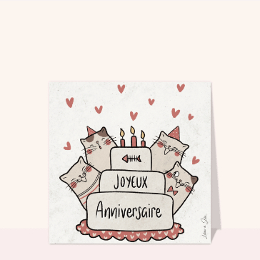 Gros gâteau d`anniversaire et petits chats