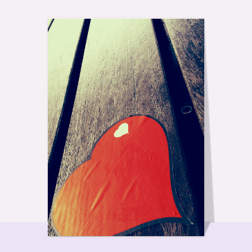 Gros coeur sur un mur en bois
