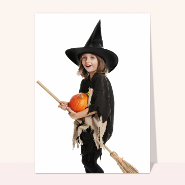 carte halloween : Petite fille déguisée en sorcière