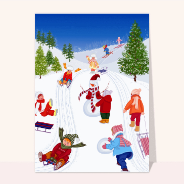 Les enfants jouent dans la neige