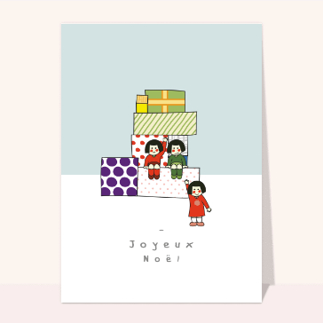 Enfant sur des gros cadeaux de Noël