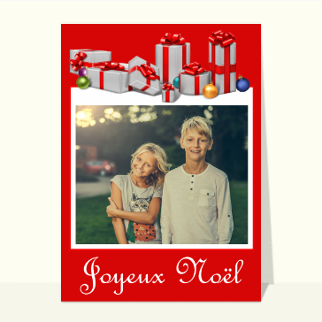 Des cadeaux de Noël sur un fond rouge