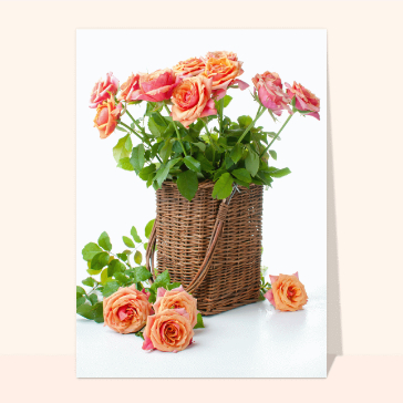 Carte avec des fleurs : Des roses dans un panier d'osier