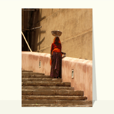 Indienne sur des marches à Bombay