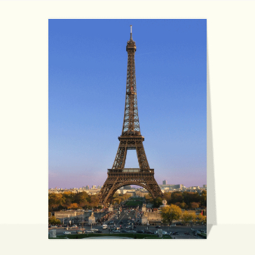 La tour Eiffel et le ciel bleu de Paris