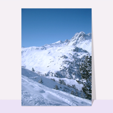Montagne et ciel bleu