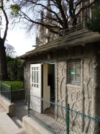 petite maison abris de gardien dans un square de paris