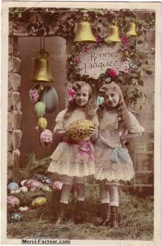 Photo de petites filles avec oeufs de paques et cloches de paques.