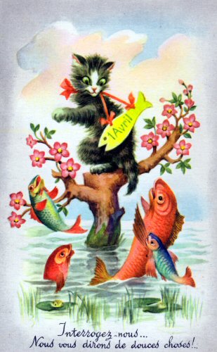 Un chaton dans un arbre fleuri regarde des poissons d'avril sur une carte postale