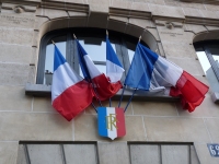 drapeaux bleu blanc rouge sur mairie à Paris