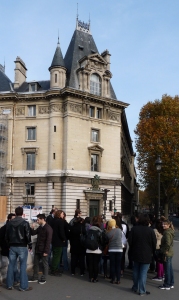 groupe de touristes sur un pont à Paris