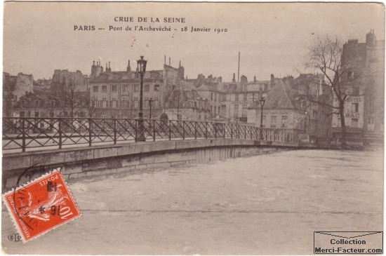 Carte postale ancienne des inondations à Paris en 1910. Vue du pont de l'Archevéché le 28 Janvier 1910