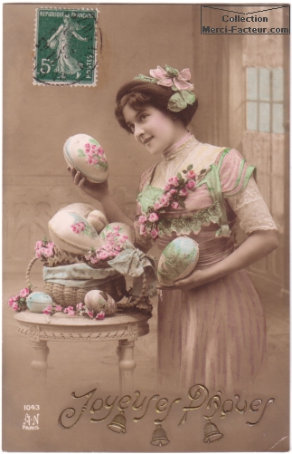 Jolie jeune femme avec oeufs de paques carte postale ancienne