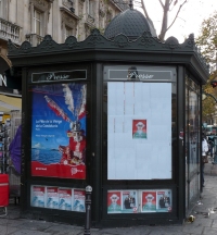 kiosque à journaux sur un boulevard à Paris dans le quartier latin rive gauche