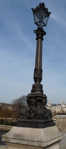lampadaire sur la pont neuf à PARIS