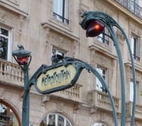 bouche de métro à Paris.