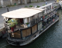 peniche sur la seine à Paris