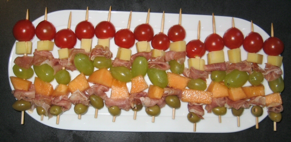 plat de brochette apero melon jambon raison olive tomatte