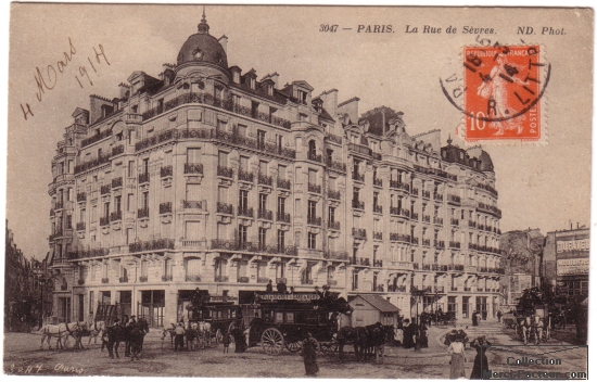 Paris, ville des chevaux et des carioles rue de S?es